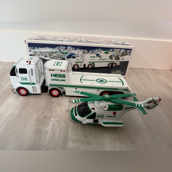 2006 HESS COLLECTIBLE TOY TRUCK AND HELICOPTER NEW IN BOX - Picture 4 of 7